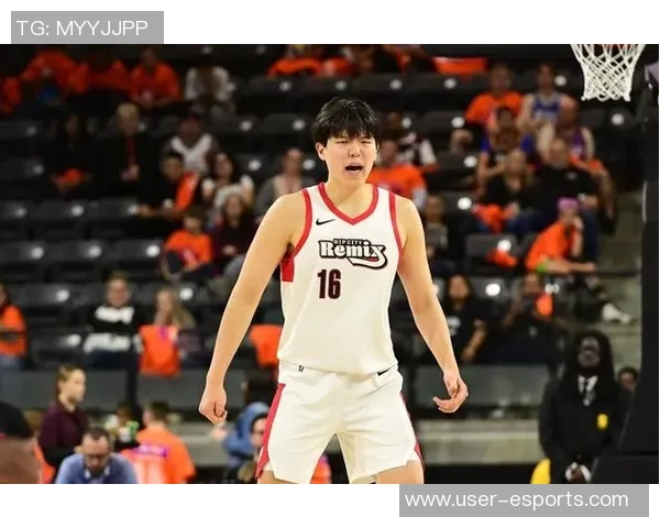 杨瀚森主动与阿夫迪亚交流翻译助力两人友好碰拳互动