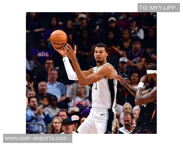 韦尔半场表现出色9投5中贡献12分7篮板1次抢断展现文班实力 韦尔半场表现出色9投5中贡献12分7篮板1次抢断展现文班实力